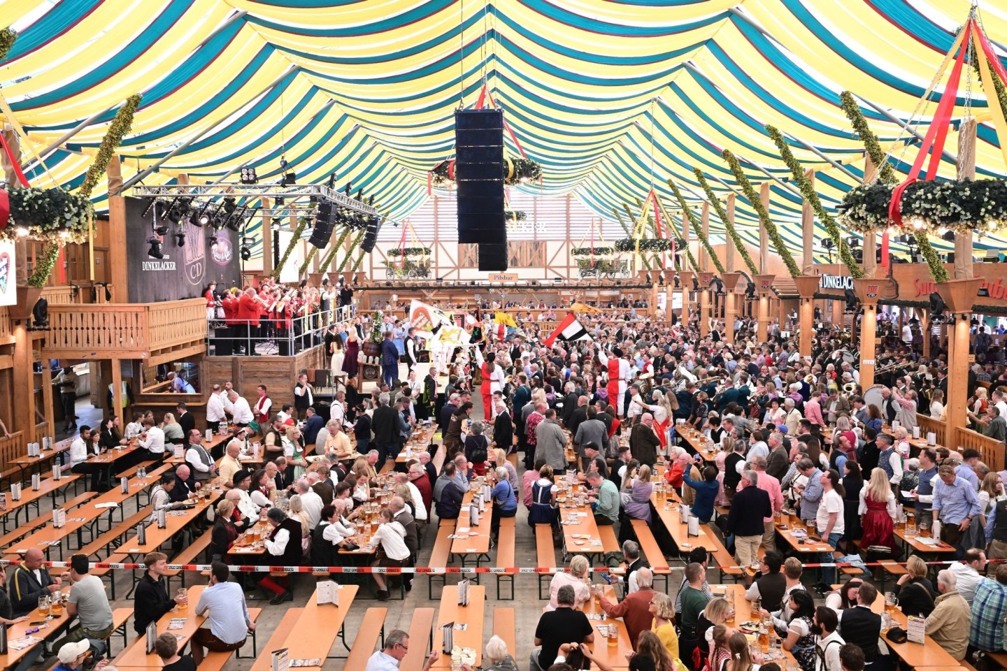 Besucher des Cannstatter Volksfests in einem Bierzelt. Der «Wasen» ist nach dem Münchner Oktoberfest das zweitgrößte Volksfest in Deutschland.