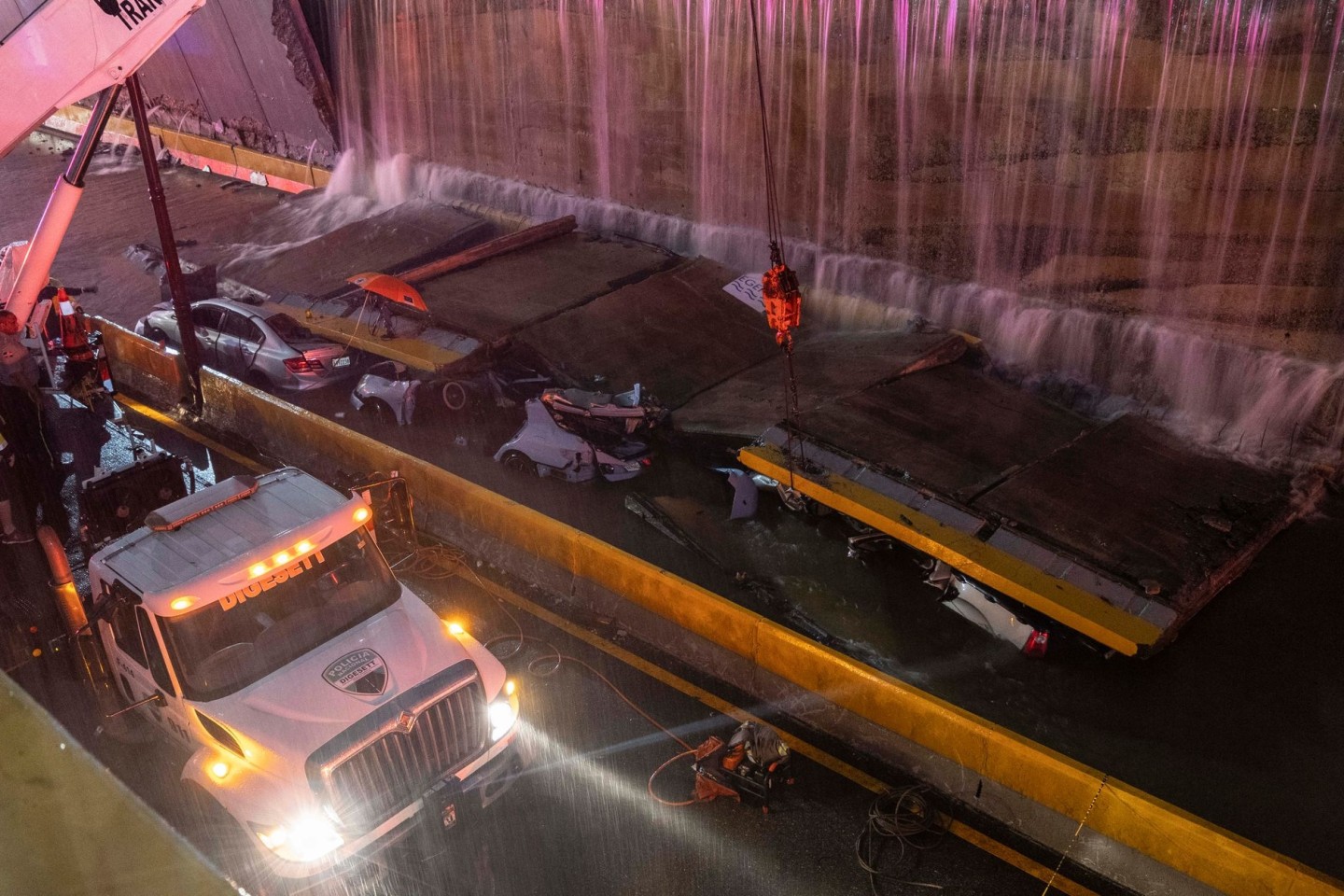 Rettungsteams arbeiten an der Stelle, an der eine Wand am Eingang eines Tunnels in Santo Domingo eingestürzt ist.