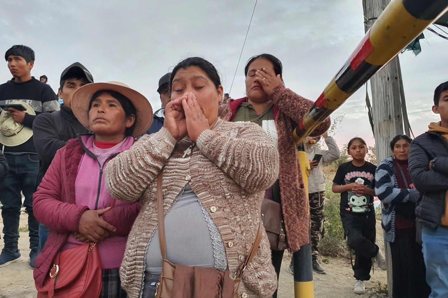 Angehörige von eingeschlossenen Bergleuten vor der Yanaquihua-Mine in Peru.