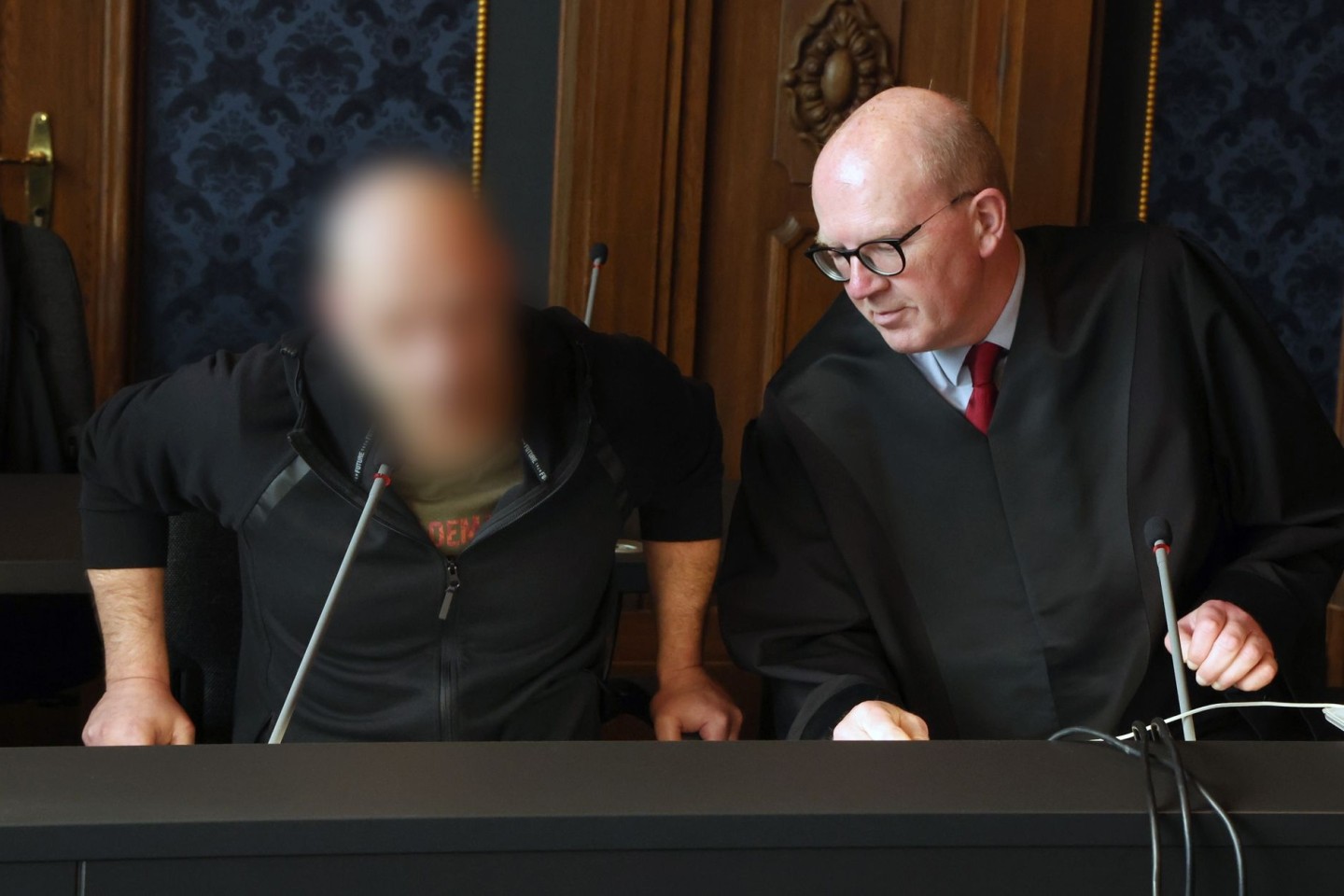 Der Angeklagte (l) sitzt im Totschlagprozess neben seinem Anwalt Andreas Roter.
