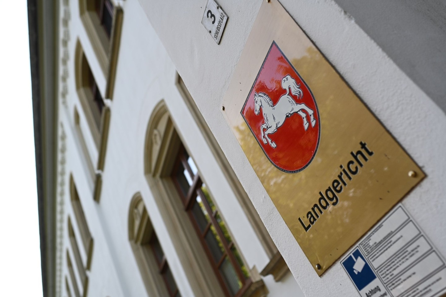 Ein Schild mit dem niedersächsischen Landeswappen am Eingang zum Landgericht Aurich. Dort wurde ein Prozess wegen Drogenhandels verhandelt.