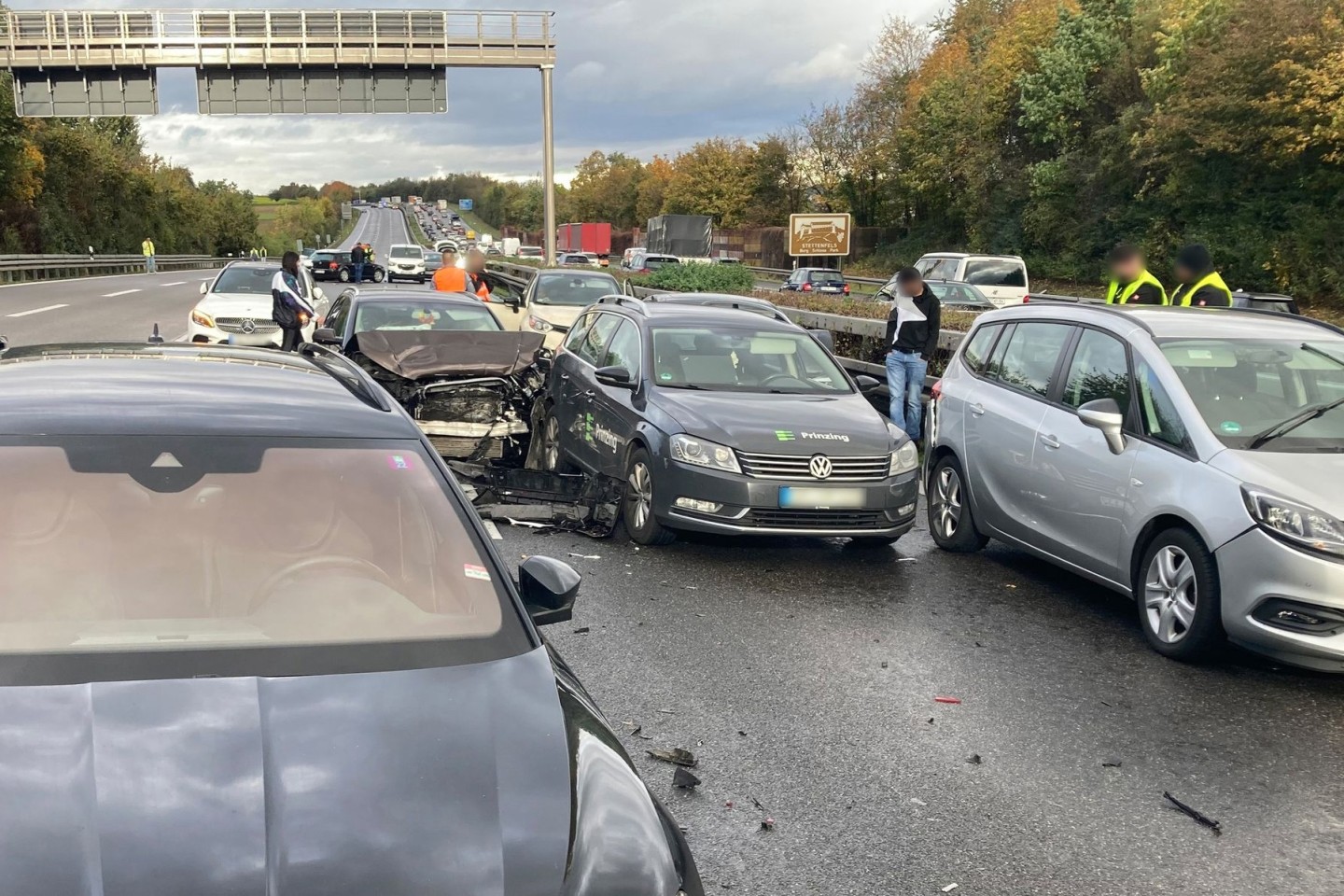 Bei mehreren Massenkarambolagen auf der Autobahn nahe Heilbronn sind am Freitagnachmittag Dutzende Fahrzeuge an insgesamt 17 verschiedenen Unfallstellen aufeinandergefahren.