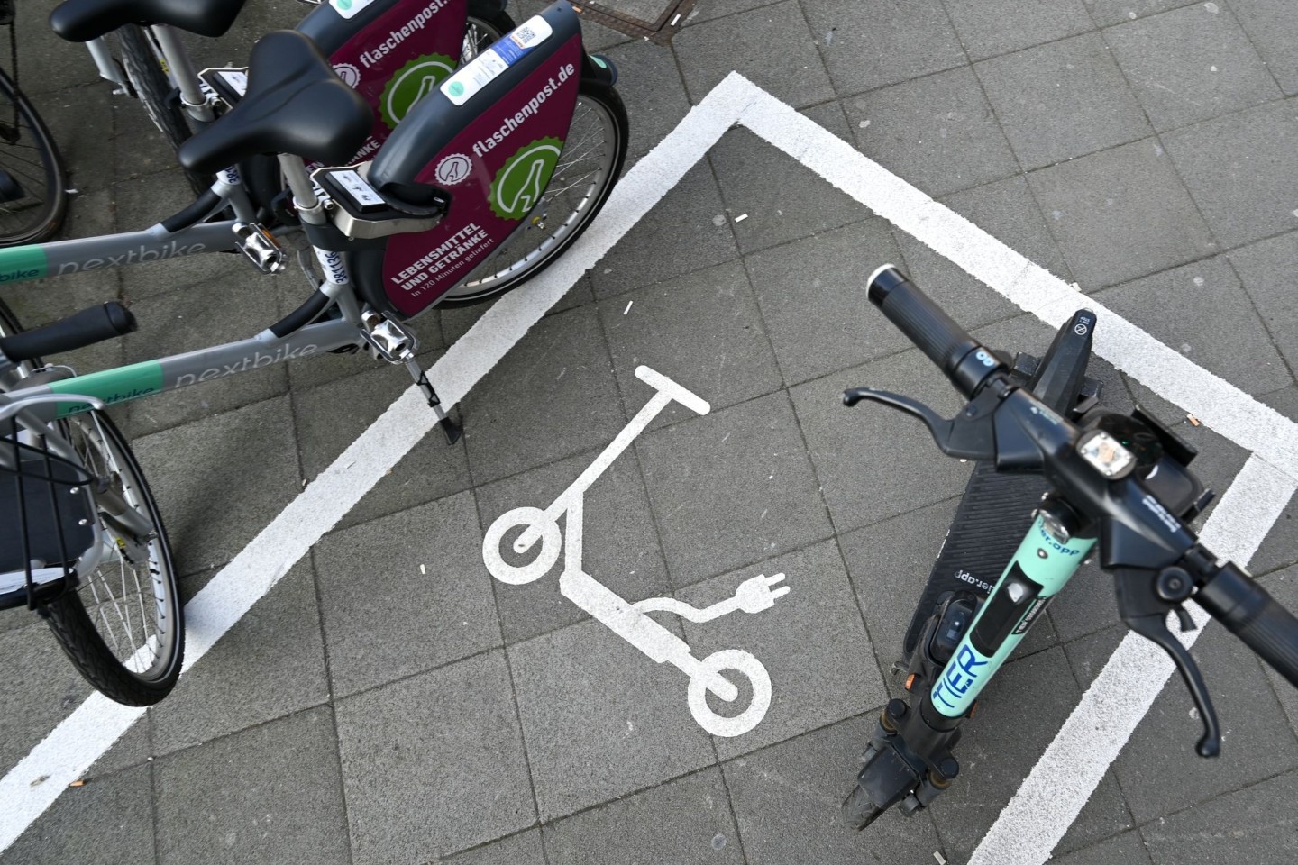Ein Piktogramm weist auf eine Abstellfläche für E-Scooter hin. Die Stadt Frankfurt setzt seit einem Jahr auf kostenpflichtige Sondernutzungserlaubnisse für die Verleiher der Scooter.