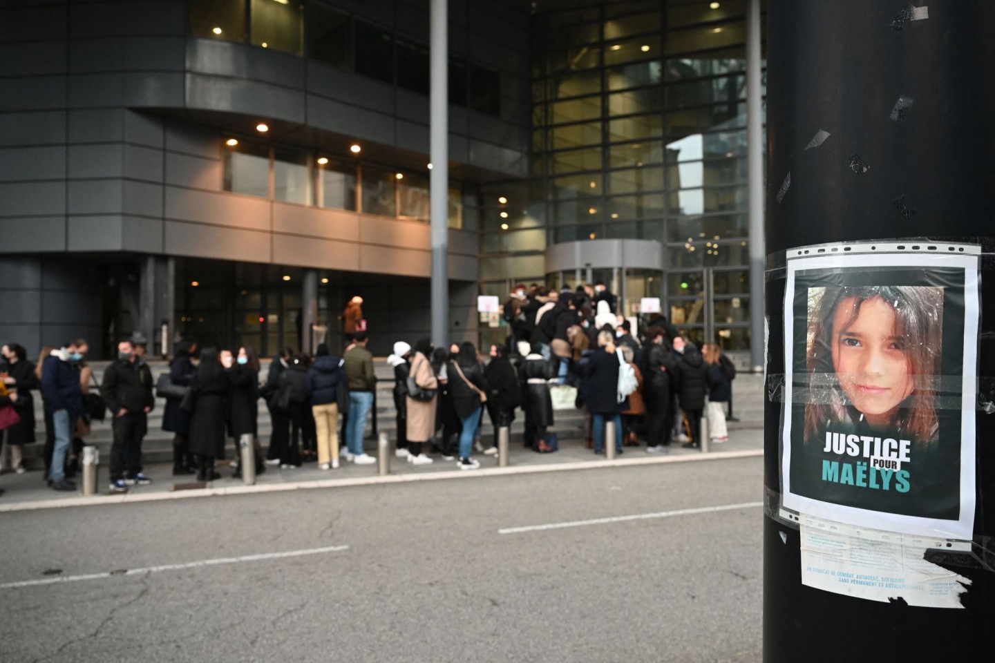 Menschen vor dem Gerichtsgebäude in Grenoble: Die Staatsanwaltschaft fordert für den Angeklagten eine lebenslange Haftstrafe.