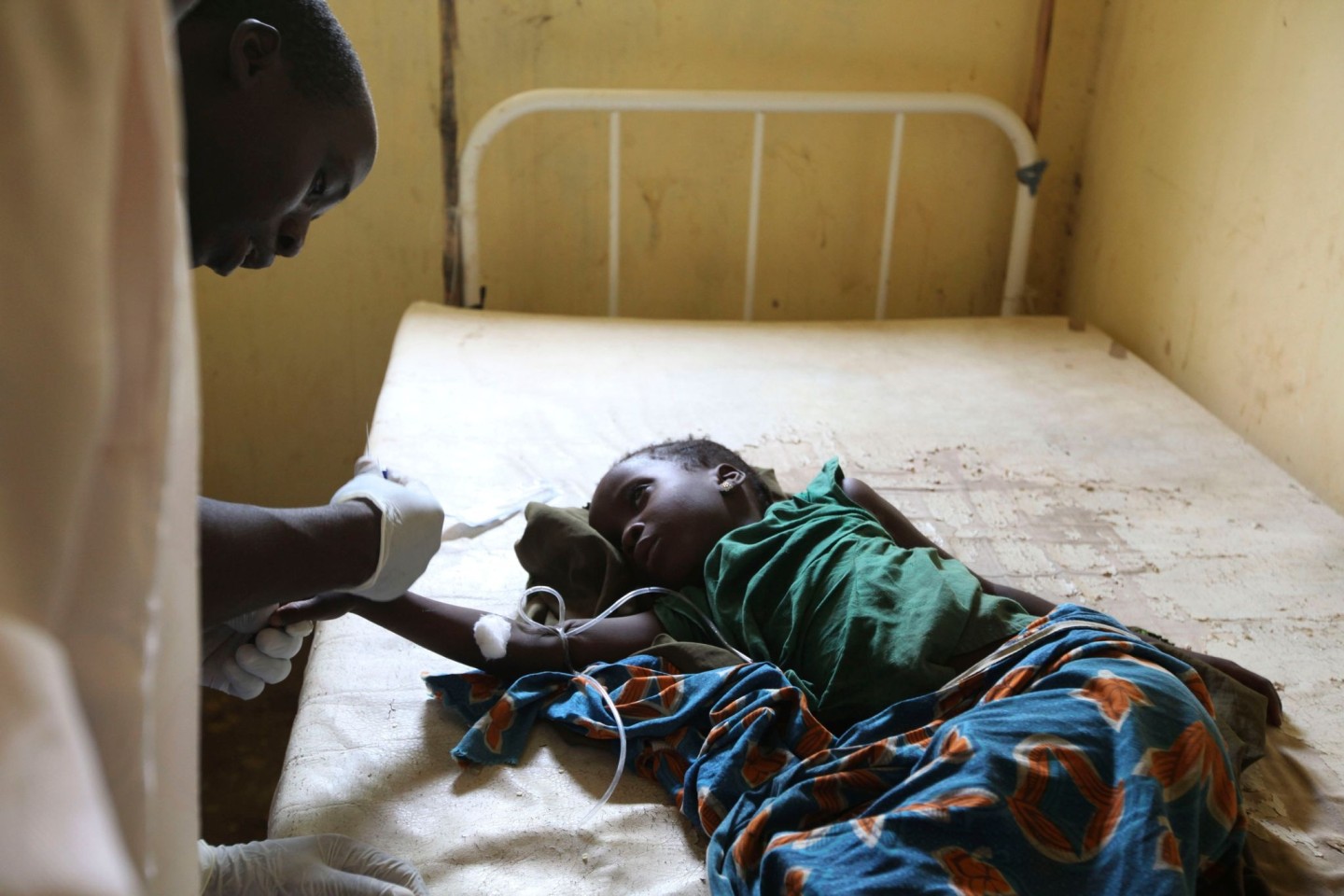 Ein an Cholera erkranktes Kind in einer Dorfklinik in Nigeria.