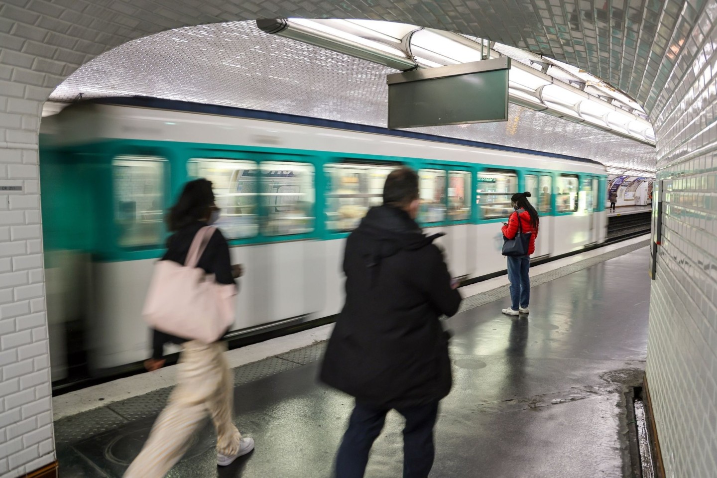 Fahrgäste benutzen eine Pariser Metro - kürzlich ist eine Frau an der Tür einer U-Bahn hängengeblieben und gestorben.