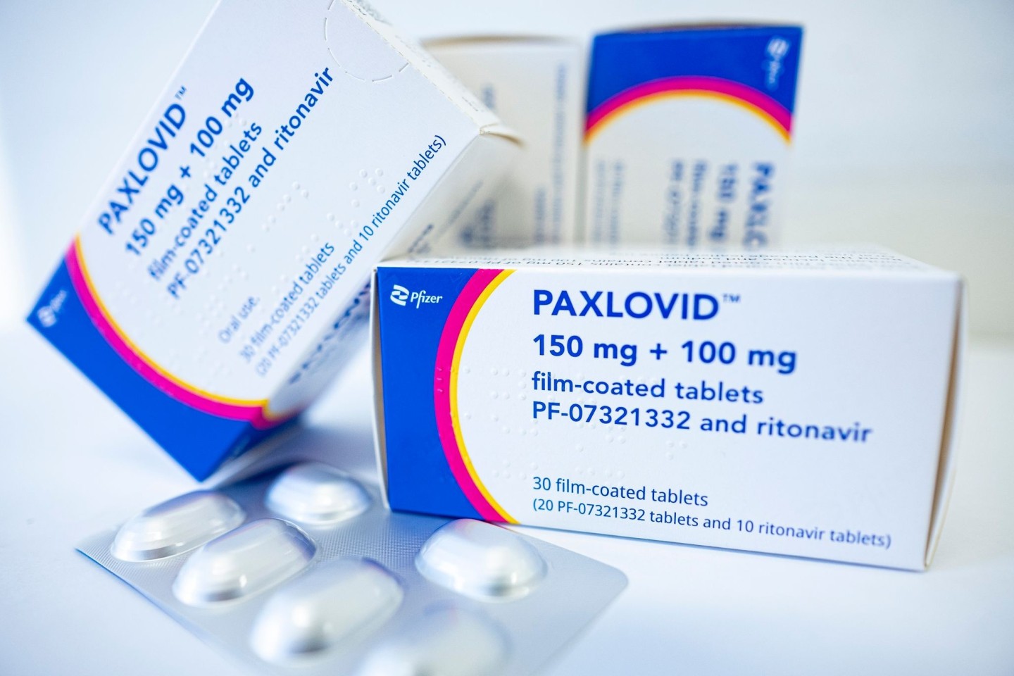 Mehrere Apotheken werden verdächtigt, das Corona-Medikament Paxlovid illegal weiterverkauft zu haben.