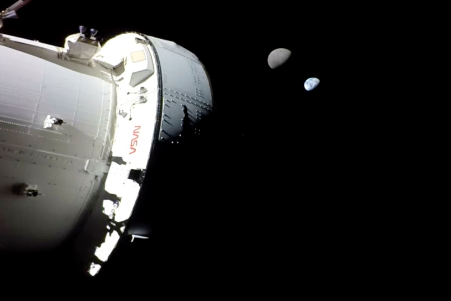 Auf dieser Nasa-Aufnahme sind die Erde und der Mond von der «Orion»-Kapsel aus zu sehen.