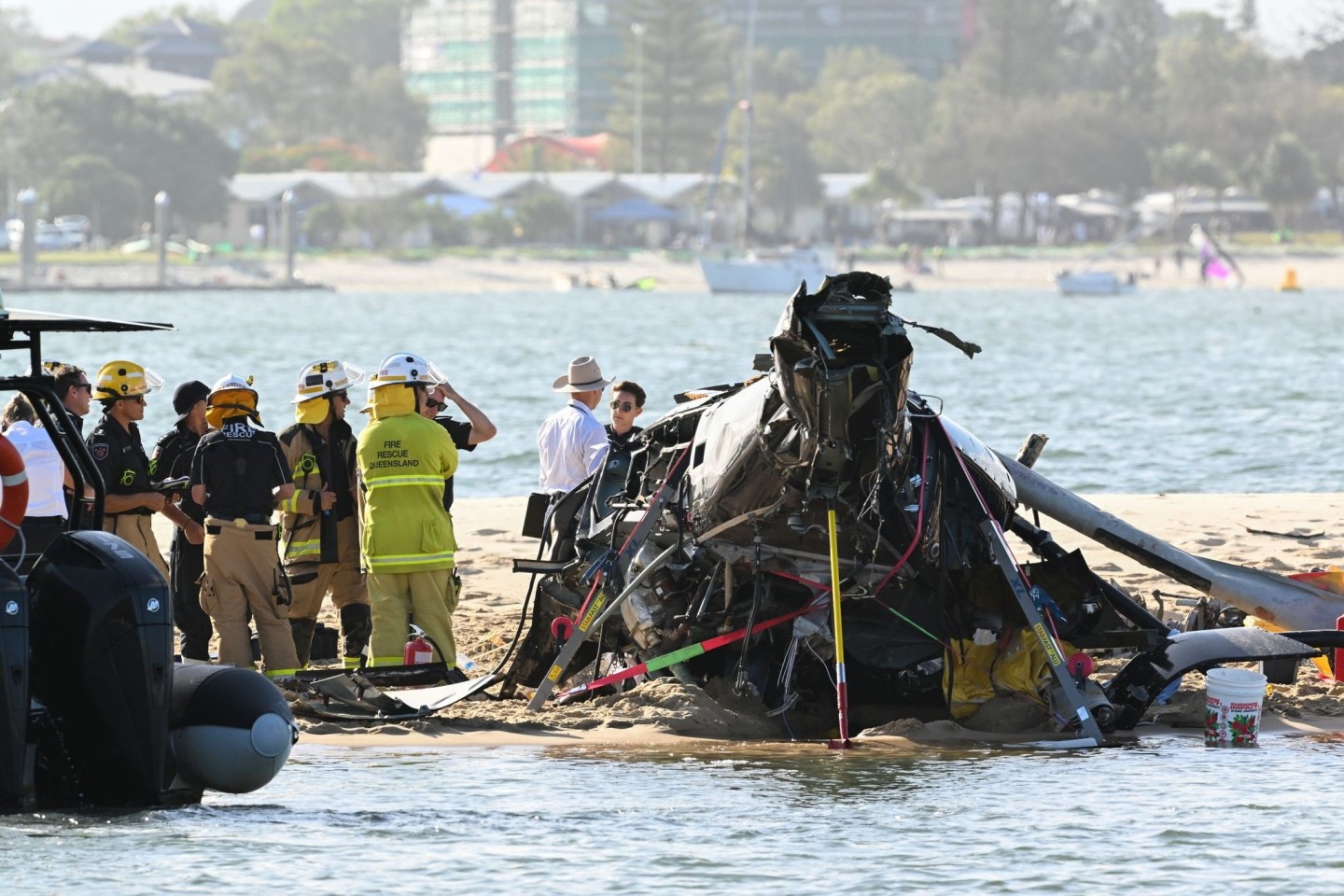 Rettungskräfte sind neben dem abgestürzten Hubschrauber in der Nähe von Seaworld an der Gold Coast im Einsatz.