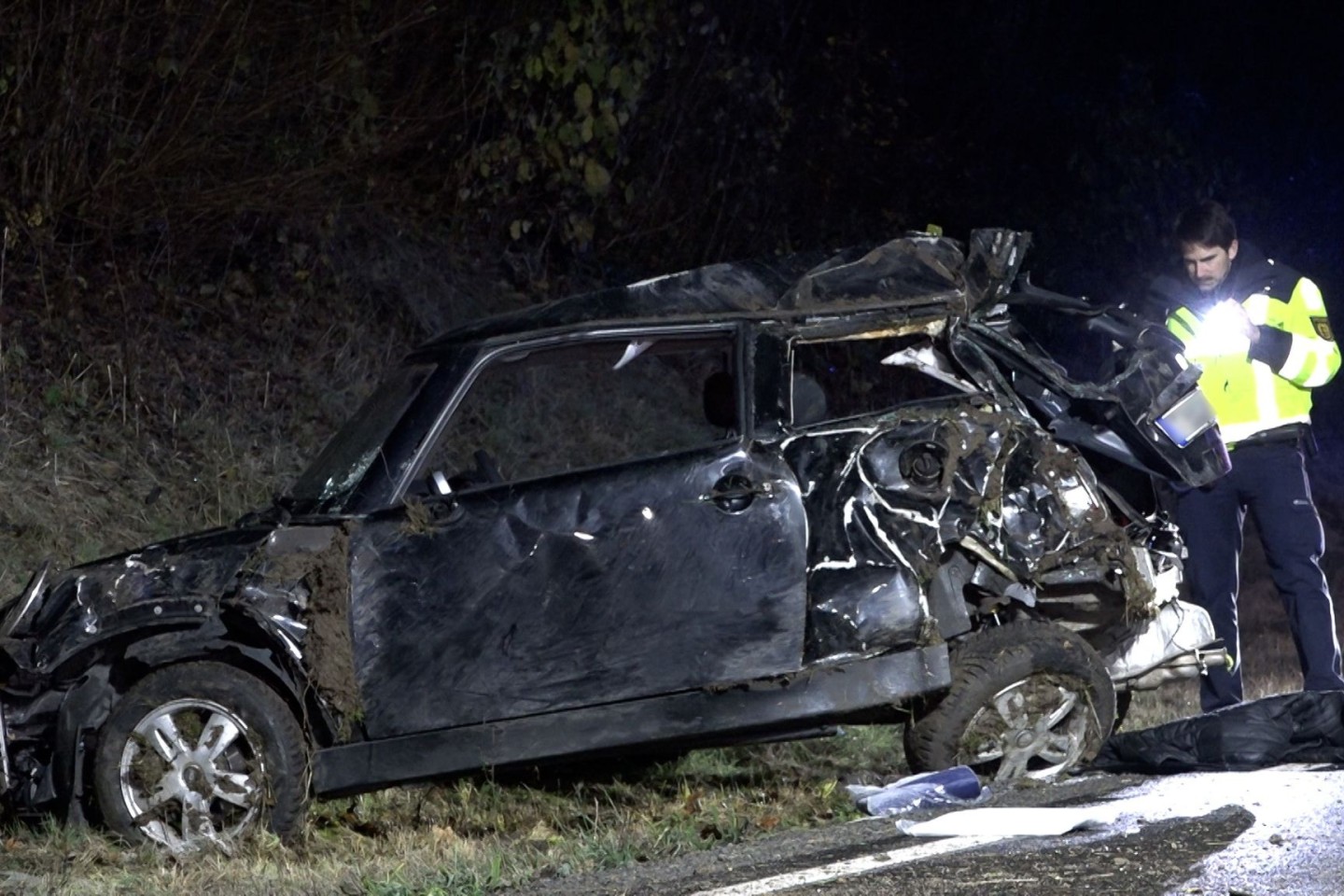 Das Autowrack an der Unfallstelle: Ein 19-Jähriger ist bei dem Unfall gestorben.