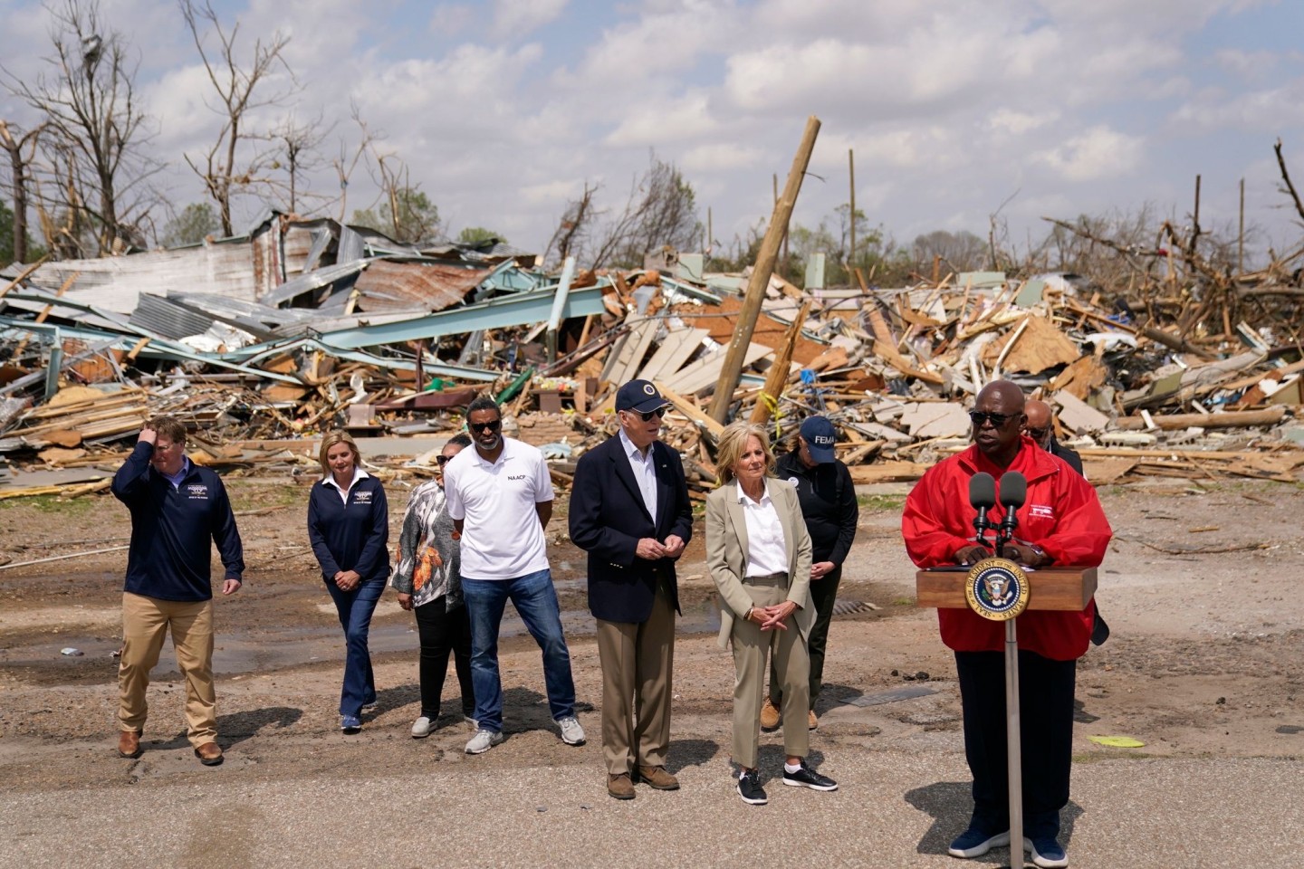 US-Präsident Biden und die First Lady sind in Mississippi, um die Schäden des jüngsten Tornados zu begutachten.