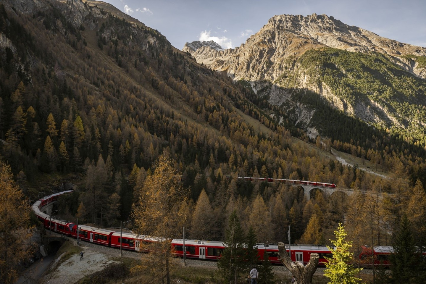 Ein mit fast zwei Kilometern außergewöhnlich langer Reisezug der Rhätischen Bahn (RHB) fährt durch Graubünden.