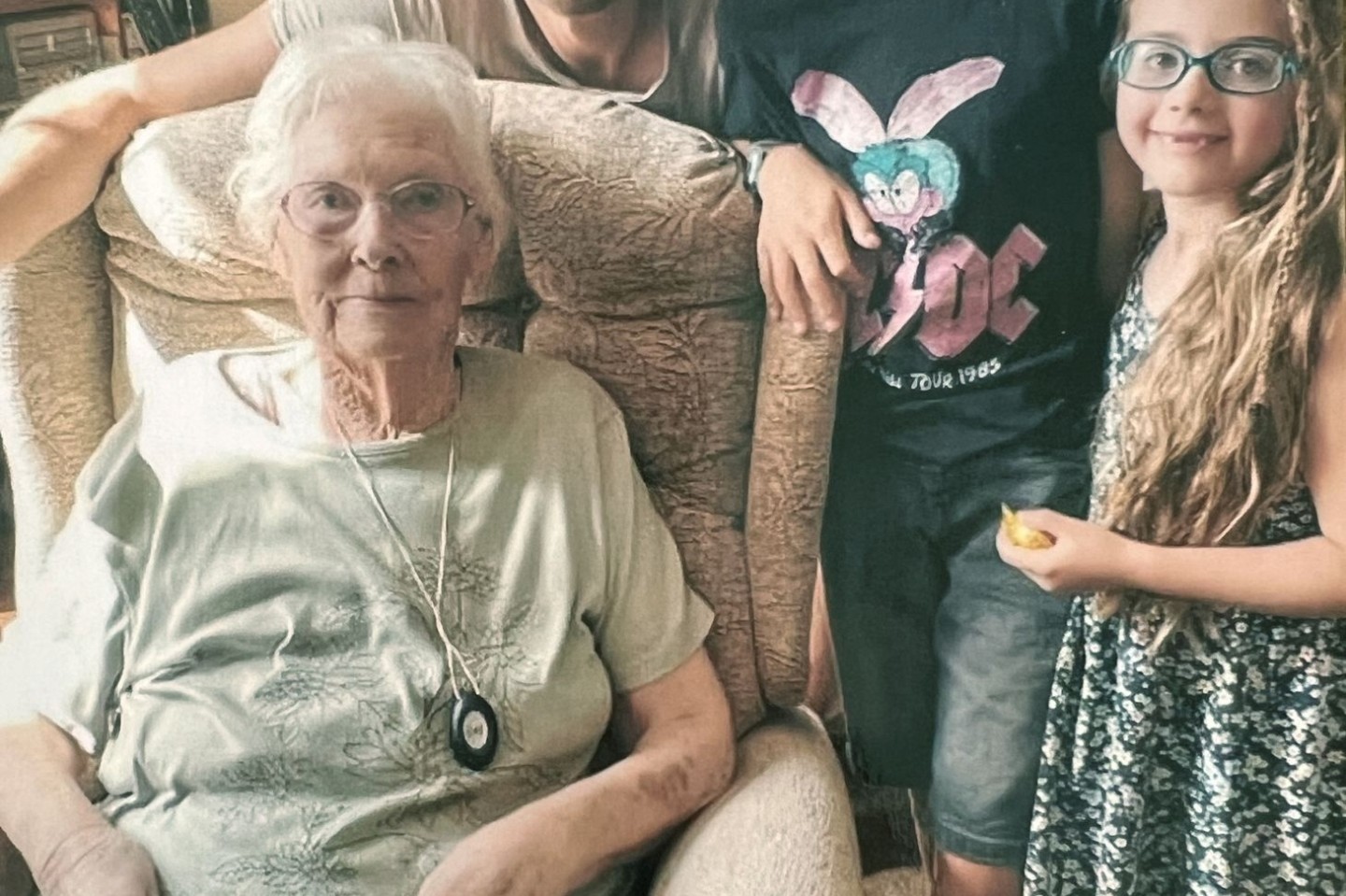 Nancy Gifford (l) in ihrem Haus mit ihrem Enkel Christopher (2.v.l.) und den Urenkeln Dylan und Abigail.