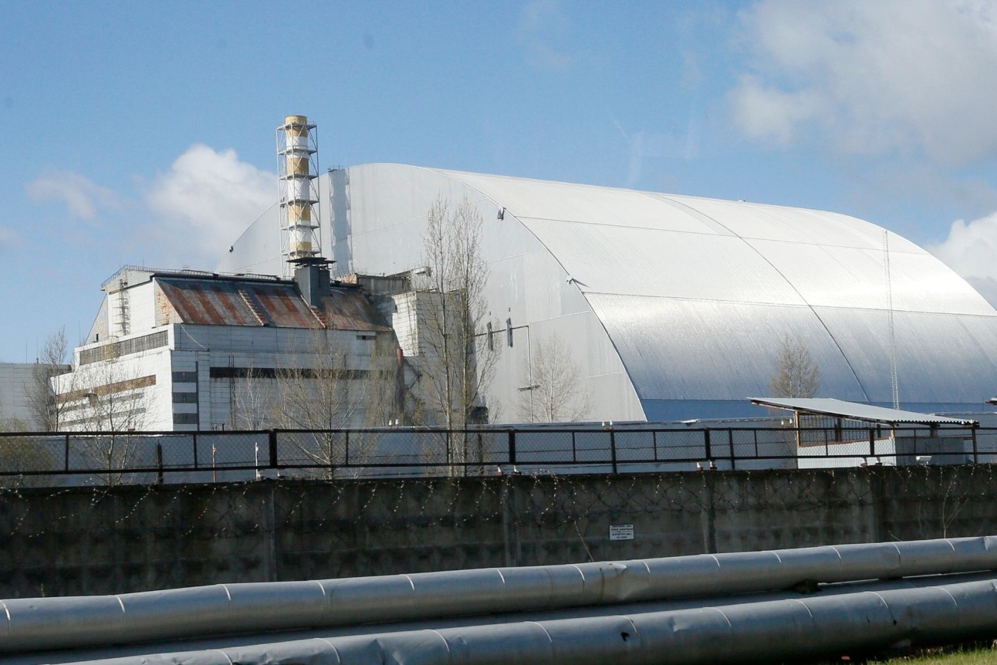 Ein Schutzbau bedeckt den explodierten Reaktor im Kernkraftwerk Tschernobyl. Erstmals seit mehr als 30 Jahren haben Experten aus Deutschland und der Ukraine die Radioaktivität in der Sperrz...