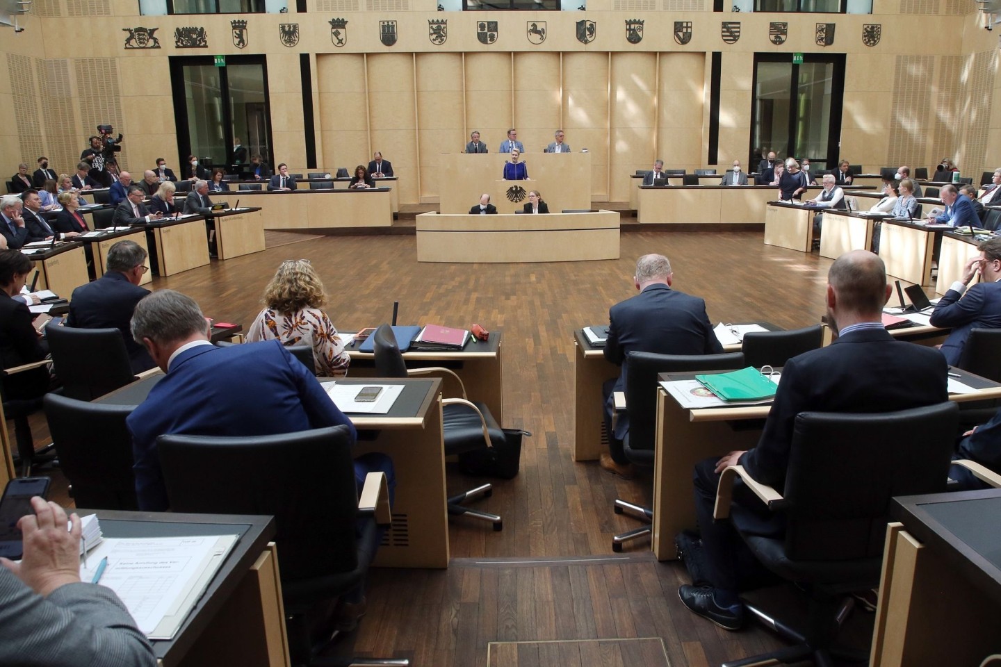 Die Abgeordneten der Länder nehmen im Bundesrat an einer Sitzung teil.