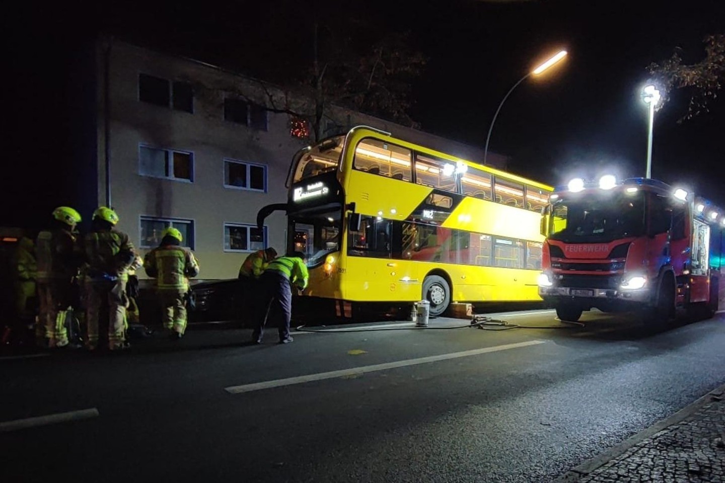 Bei einem schweren Verkehrsunfall mit einem Bus ist eine Jugendliche ums Leben gekommen.