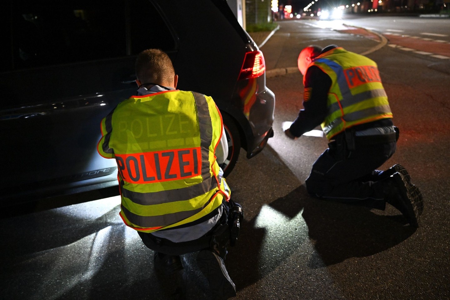 Polizisten kontrollieren einen getunten Volkswagen Golf, der von einer Verkehrskontrolle am sogenannten «Car-Freitag» herausgezogen wurde.