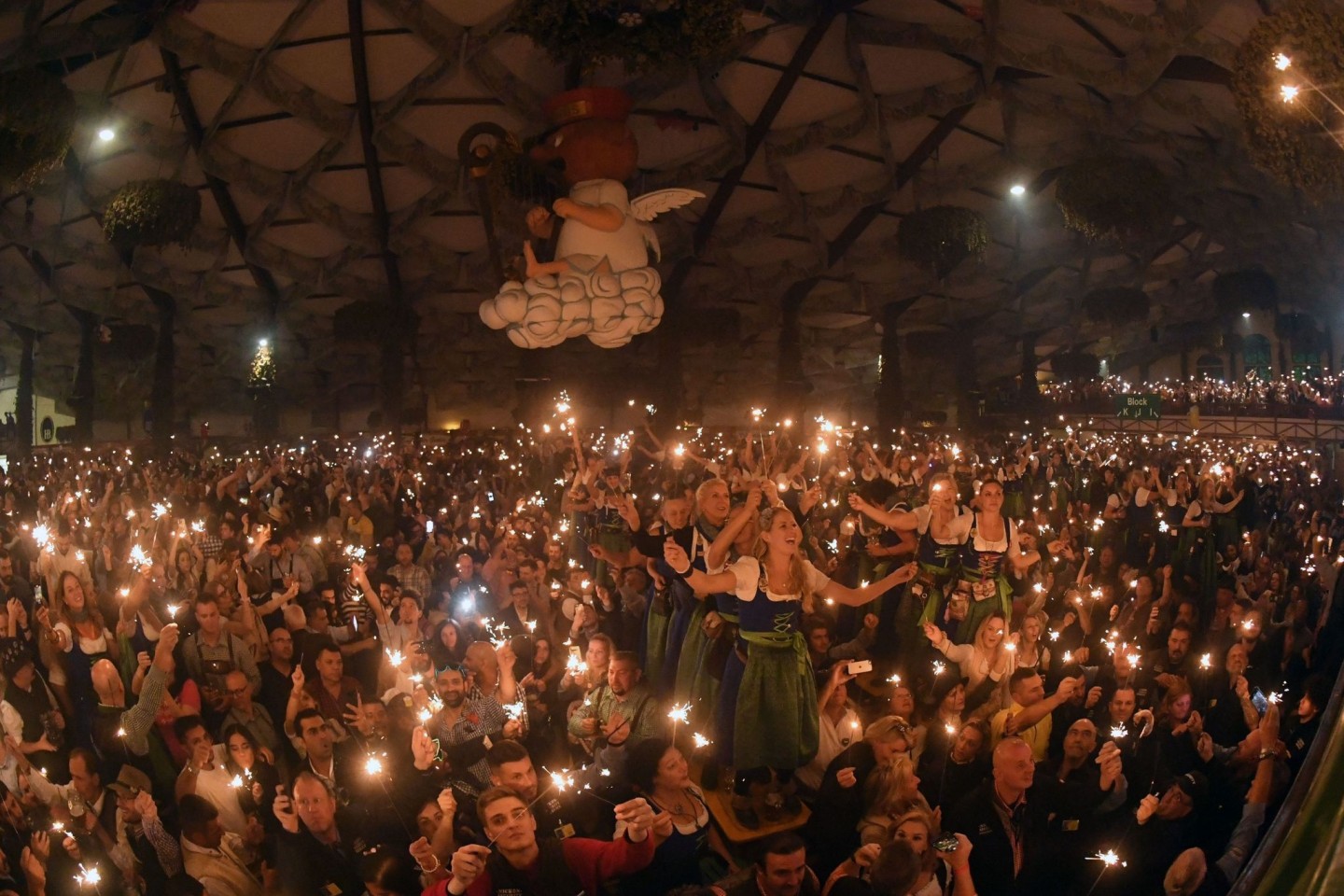 Die Bedienungen feiern mit den Gästen beim traditionellen Kehraus im Hofbräuzelt den Abschluss des Oktoberfestes.