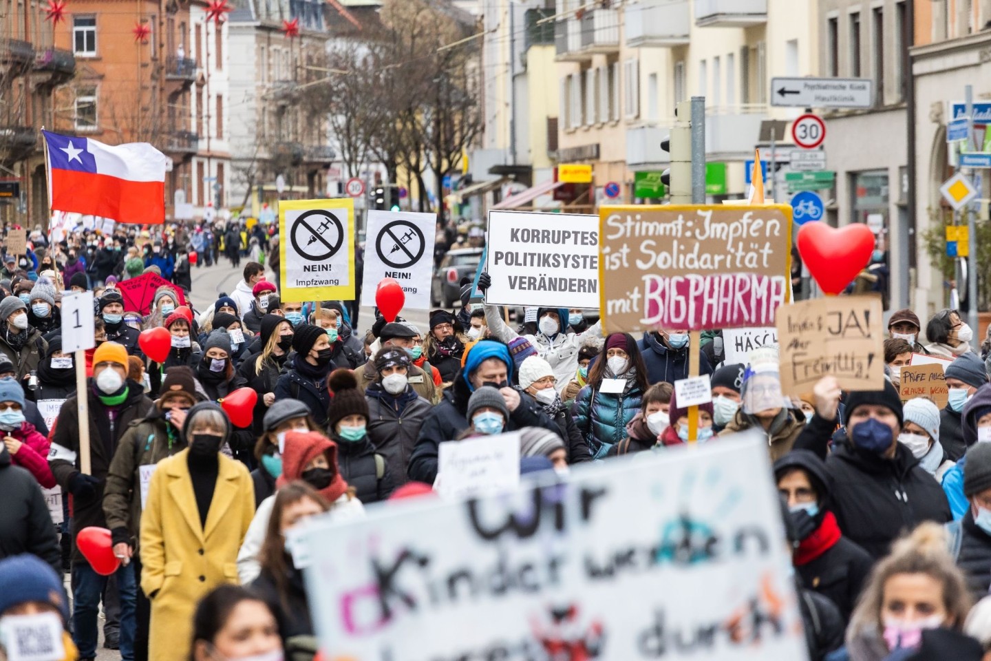 In Freiburg demonstrieren Menschen gegen die Corona-Maßnahmen. Aber auch im Ausland kommt es immer wieder zu Protesten.