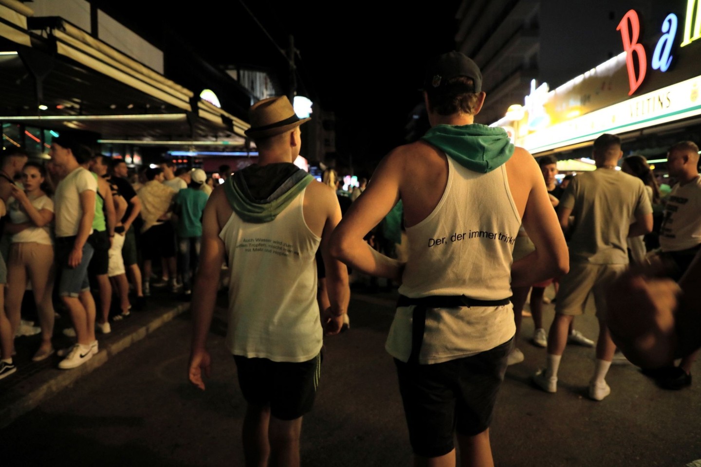 Vorwiegend junge Leute gehen durch die Schinkenstraße im Party-Viertel Ballermann auf Mallorca.