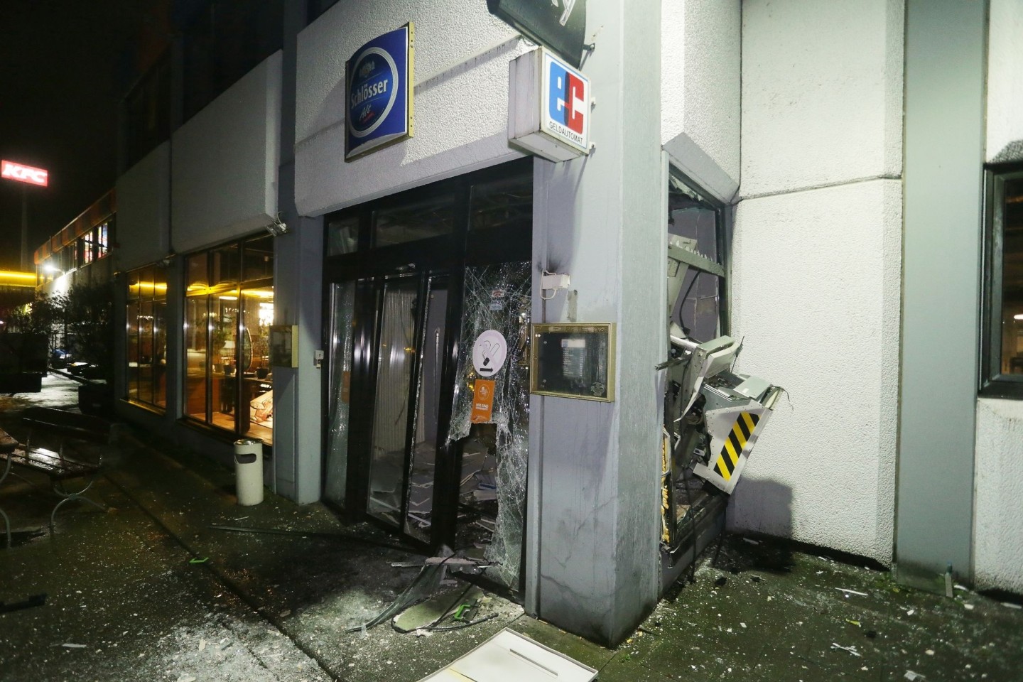Nach einer Sprengung ist ein Geldautomat Schwer beschädigt.