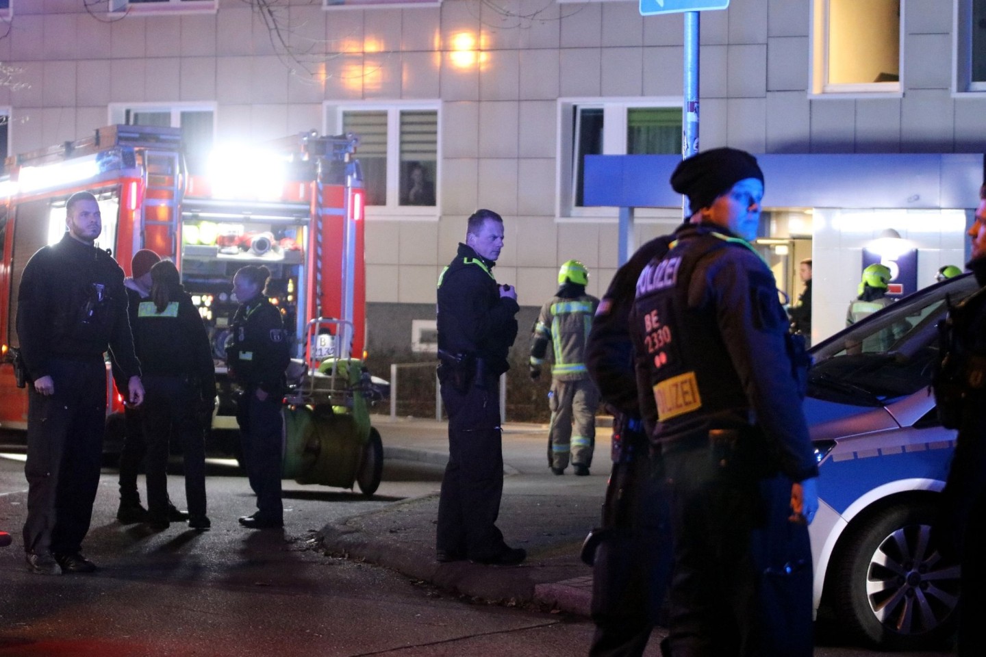 Polizei und Feuerwehr am Tatort in Berlin-Lichtenberg.