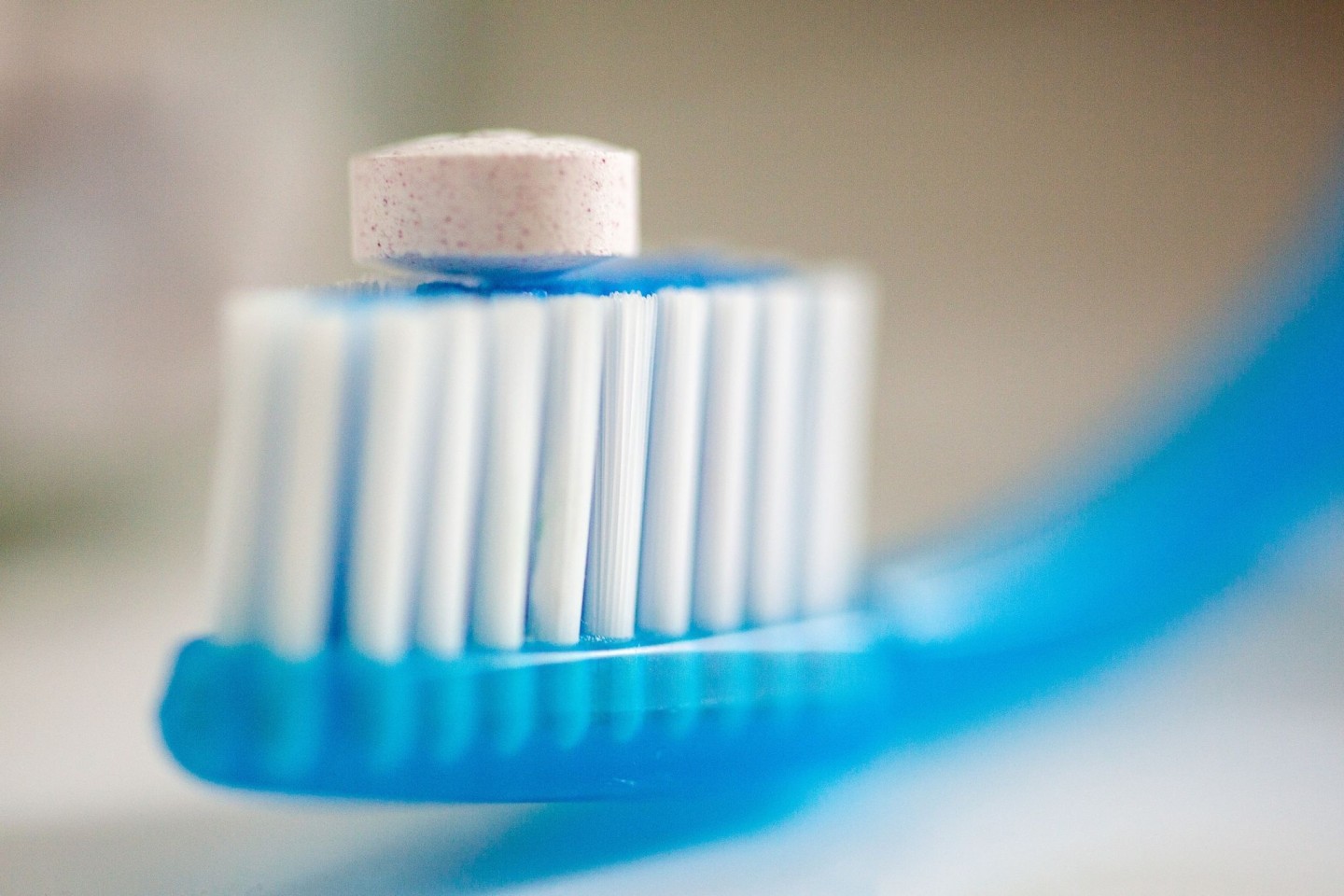 Am Preis lässt sich gute Zahnpflege laut Bundeszahnärztekammer nicht erkennen. Es schnitten zum Beispiel immer wieder günstige Zahncremes in Tests gut ab. «Dass Fluorid enthalten ist, is...