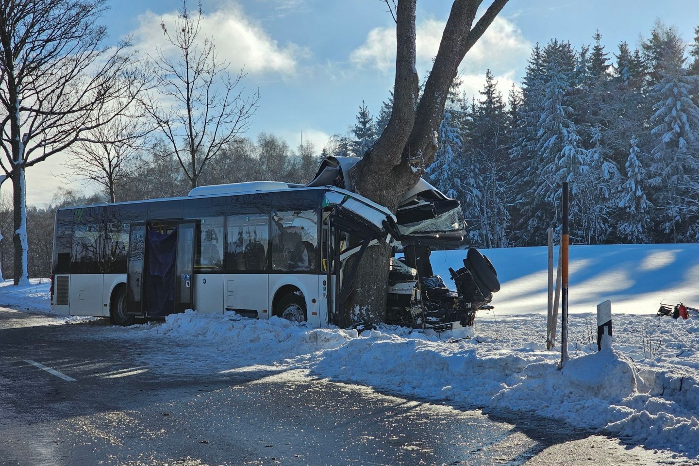 Bei dem Unfall eines Schulbusses im Erzgebirge ist ein Schüler ums Leben gekommen.