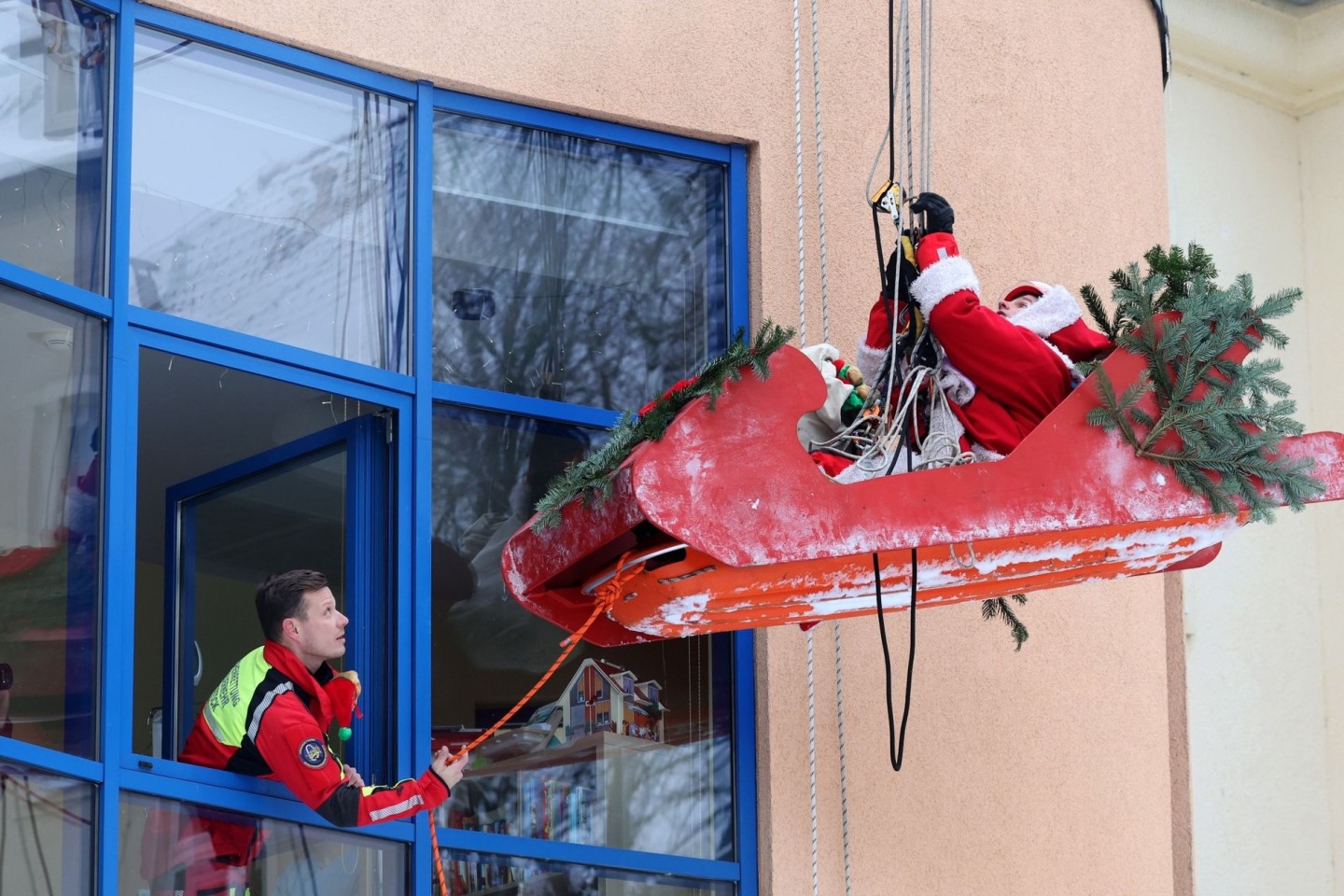 Der Nikolaus in seinem fliegenden Schlitten bringt in Rostock den jungen Patienten der Kinder- und Jugendklinik der Universitätsmedizin Geschenke.