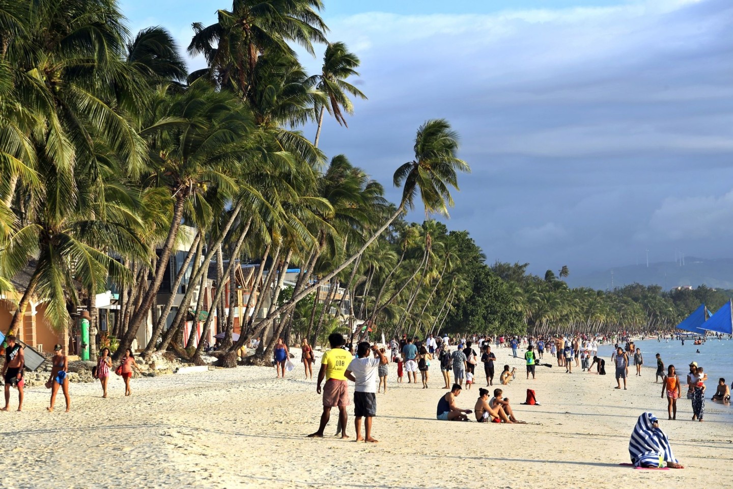 Menschen an einem Strand auf den Philippinen: Die Hotels und Resorts waren während der Osterfeiertage größtenteils ausgebucht (Symbolbild).