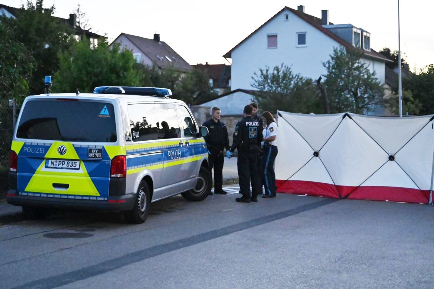 Polizisten nach dem Tod des Angreifers, der in Ansbach zwei Menschen mit einem Messer verletzt hat.