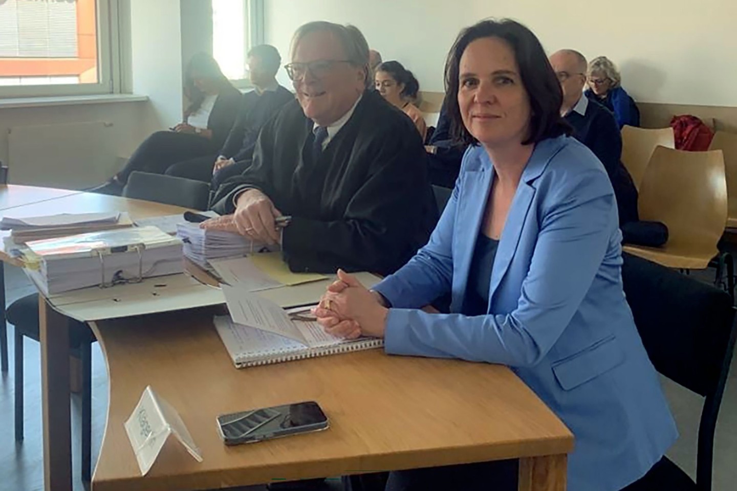 Verena Formen-Mohr, frühere Leiterin der Intendanzabteilung beim krisengebeutelten Rundfunk Berlin-Brandenburg (RBB), sitzt neben ihrem Anwalt Detlef Grimm im Arbeitsgericht.