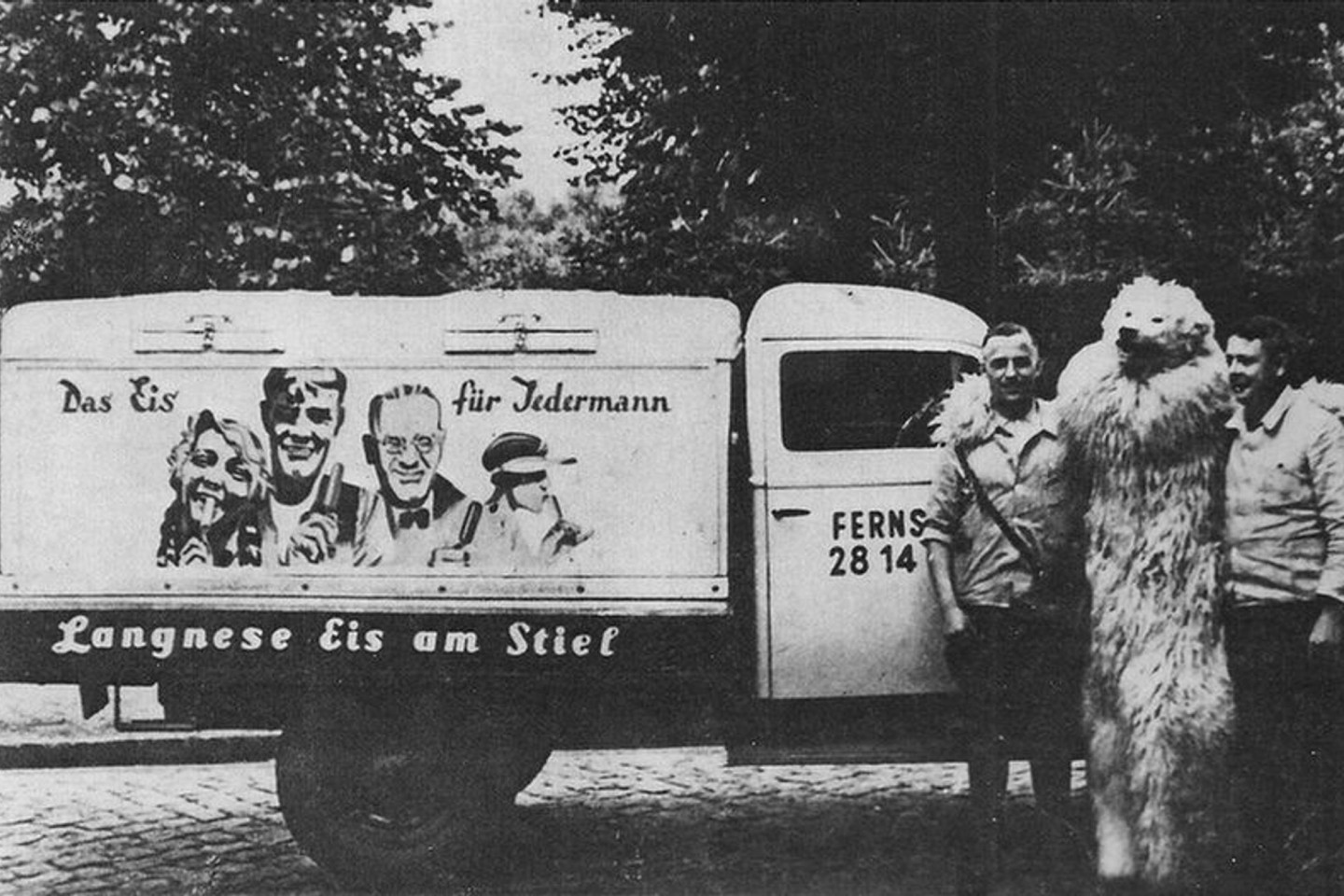 Ein historischer Eis-Wagen, der für «Eis am Stiel» wirbt.
