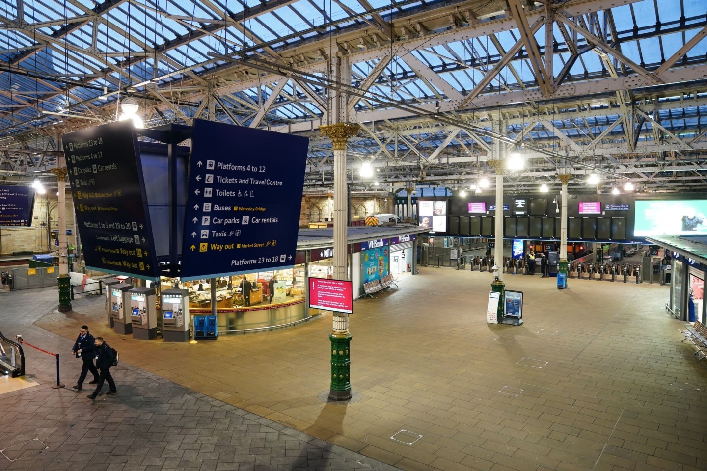 Eine leere Bahnhofshalle im Bahnhof Edinburgh Waverley. Sturm «Jocelyn» hat in Großbritannien für neue Verkehrsbehinderungen gesorgt und weitere Schäden verursacht.
