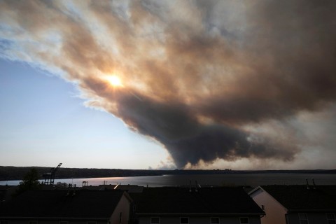 Tausende Menschen fliehen vor Waldbränden im Osten Kanadas