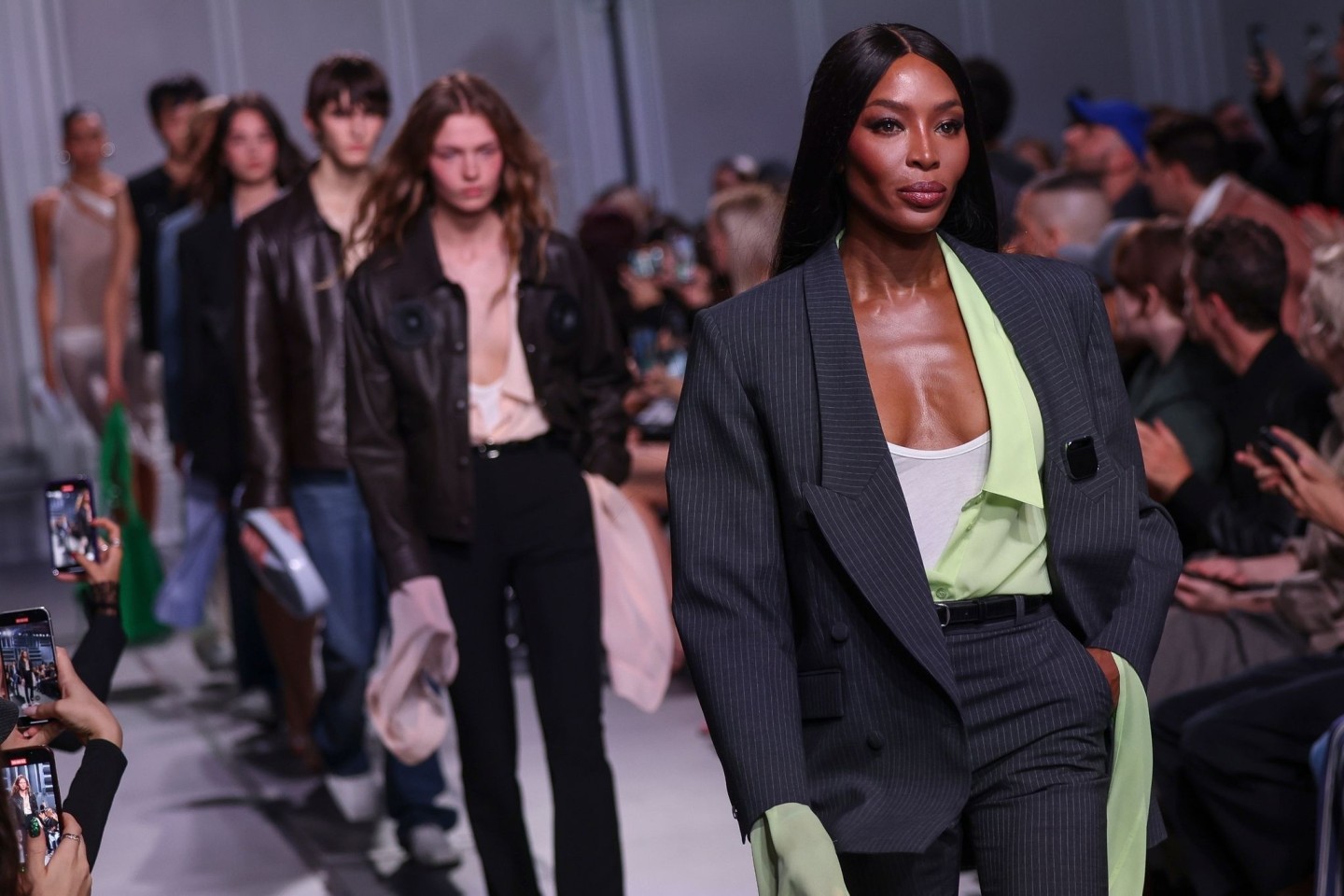 Mehr Freizügigkeit in der Mode: Model Naomi Campbell macht's vor.