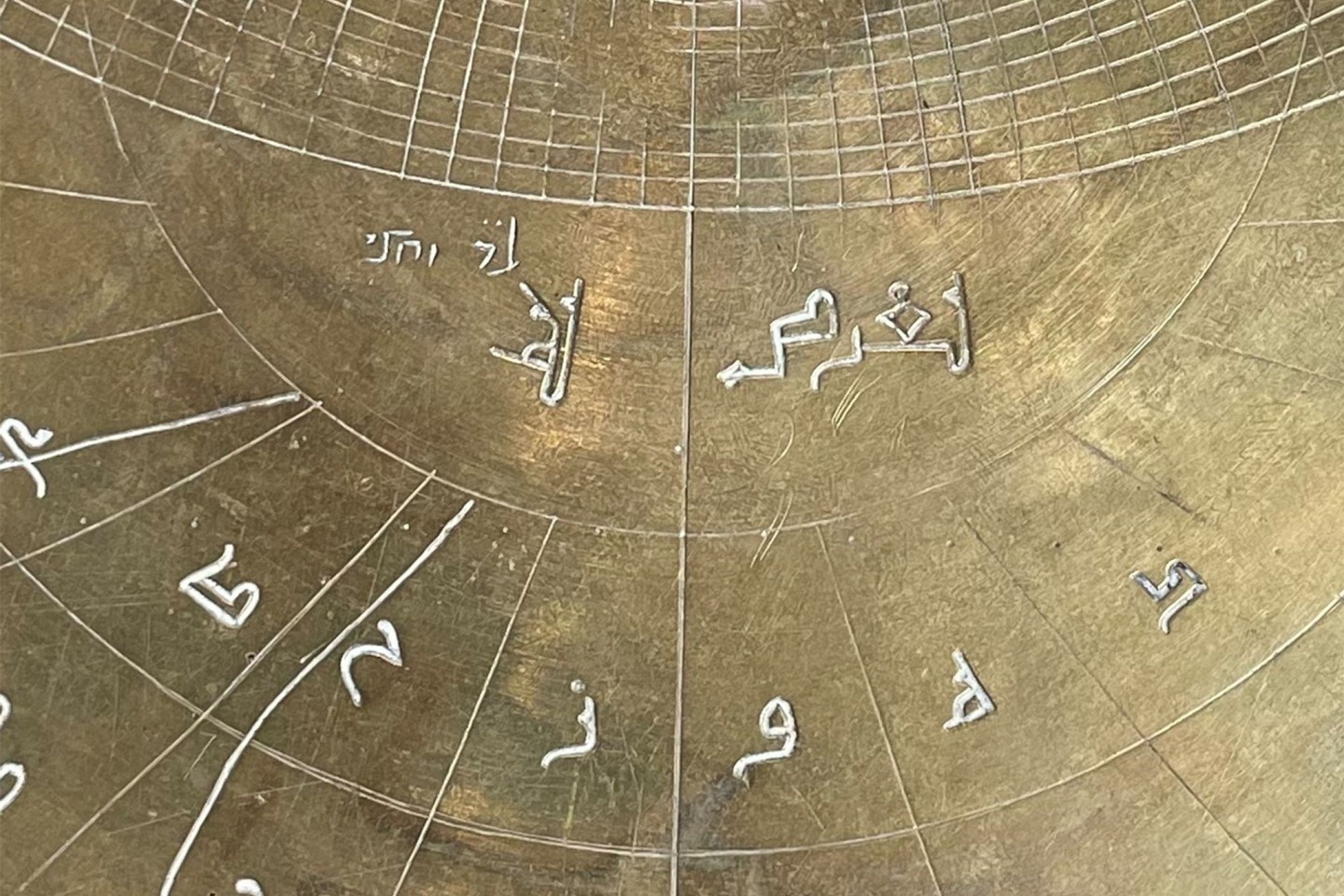 Das Astrolabium weist Gravuren in arabischer und hebräischer Schrift auf sowie eingeritzte Ziffern, die auf den Gebrauch der lateinischen Schrift hinweisen.