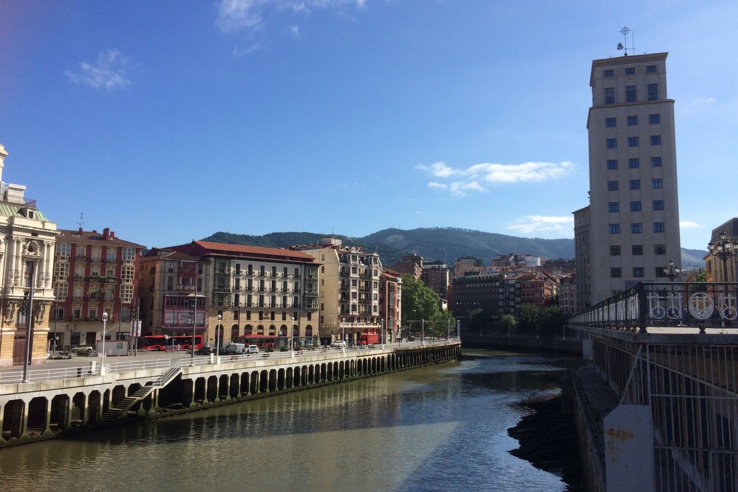 Die Polizei schließt laut Medienberichten nicht aus, dass bis zu acht Morde auf das Konto des Serienmörders gehen könnten, verübt fast alle in Bilbaos Altstadt in den Wohnungen der Opfer...