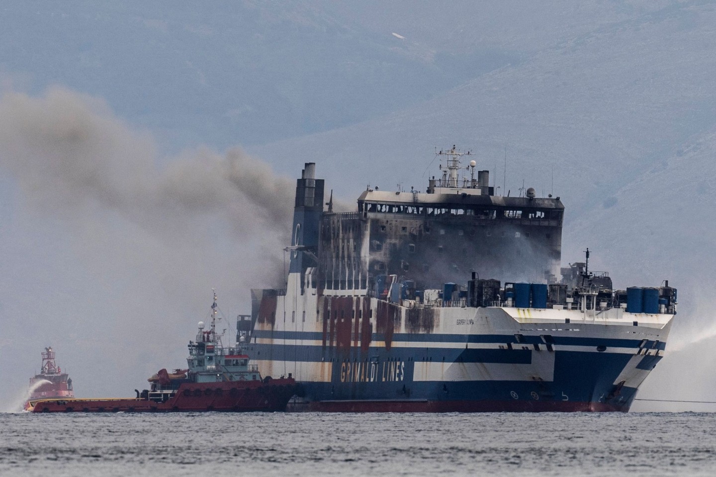 Rauch steigt von der unter italienischer Flagge fahrenden Autofähre «Euroferry Olympia» auf (Archivbild). Auf dem Schiff wurden weitere Leichen entdeckt.